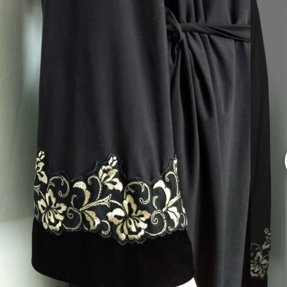 In Bloom Elegant Black Women's Robe with Embroidered Sleeves